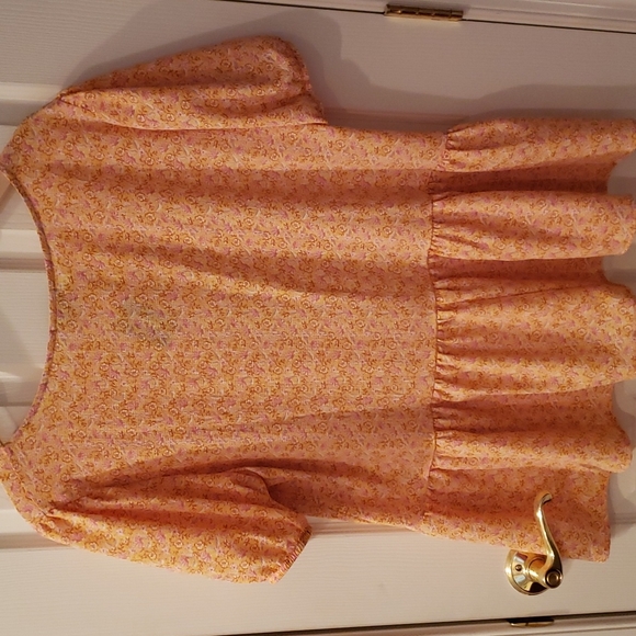 NWT! Floral Peplum Shirt - Picture 3 of 4